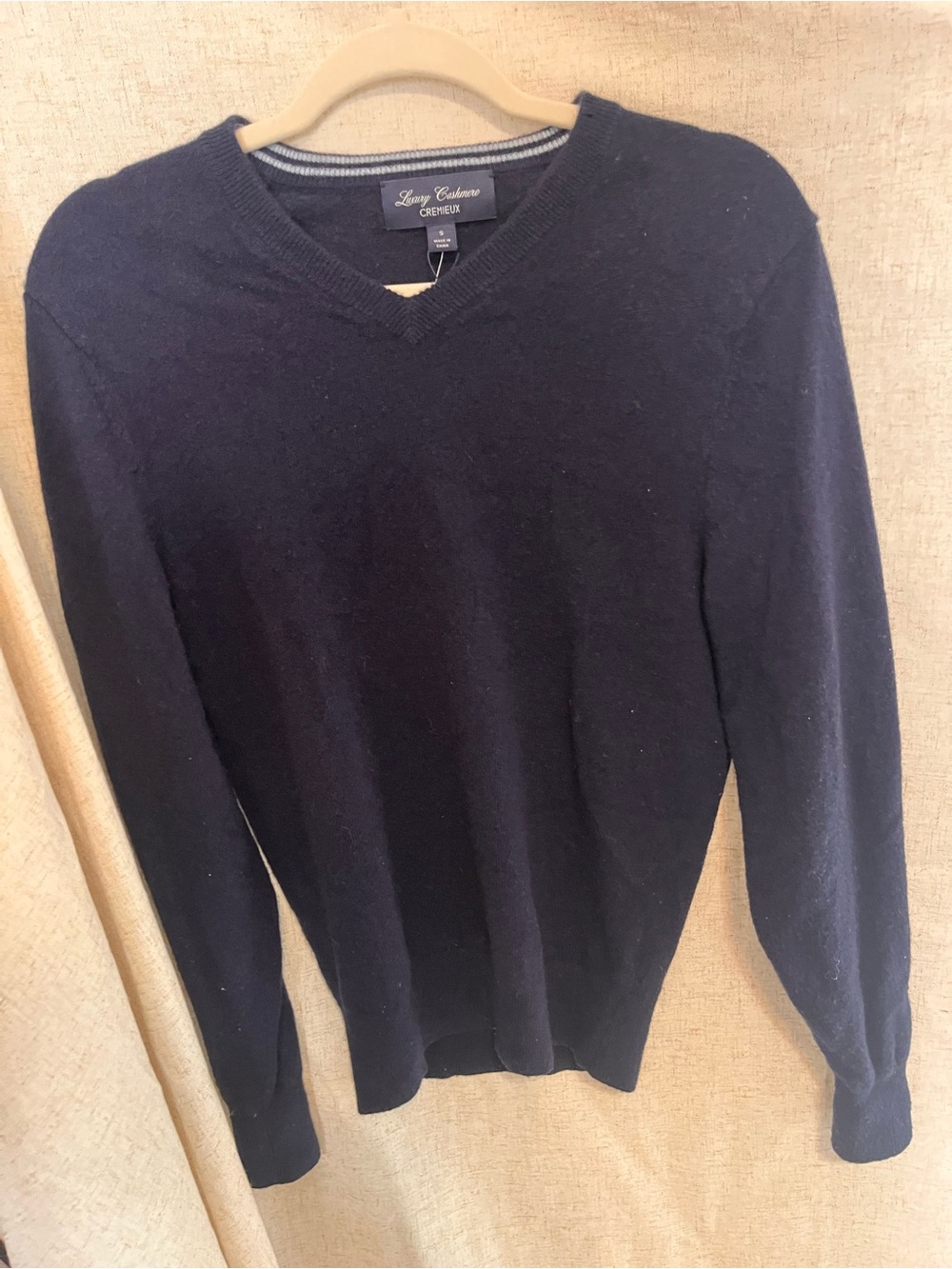 Daniel Cremieux Men's Dark Navy cashmere V-Neck Sweater. new. Without tag